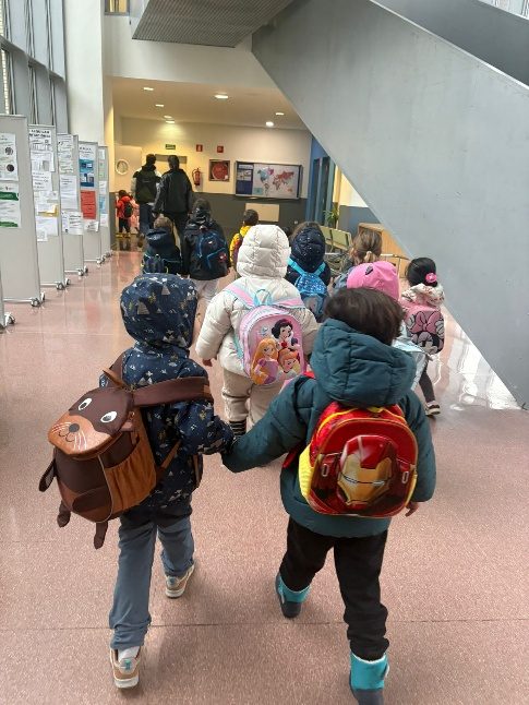 Niños y niñas del CEIP San Isidoro llegando a la Facultad de Educación de la Universidad de León